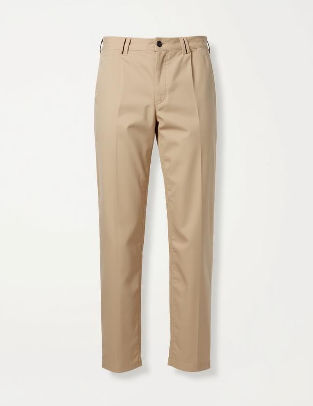 Pantaloni chino sabbia su fondo chiaro